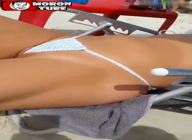 Video: The necessities are difficult to conceal in his wife's bikini
